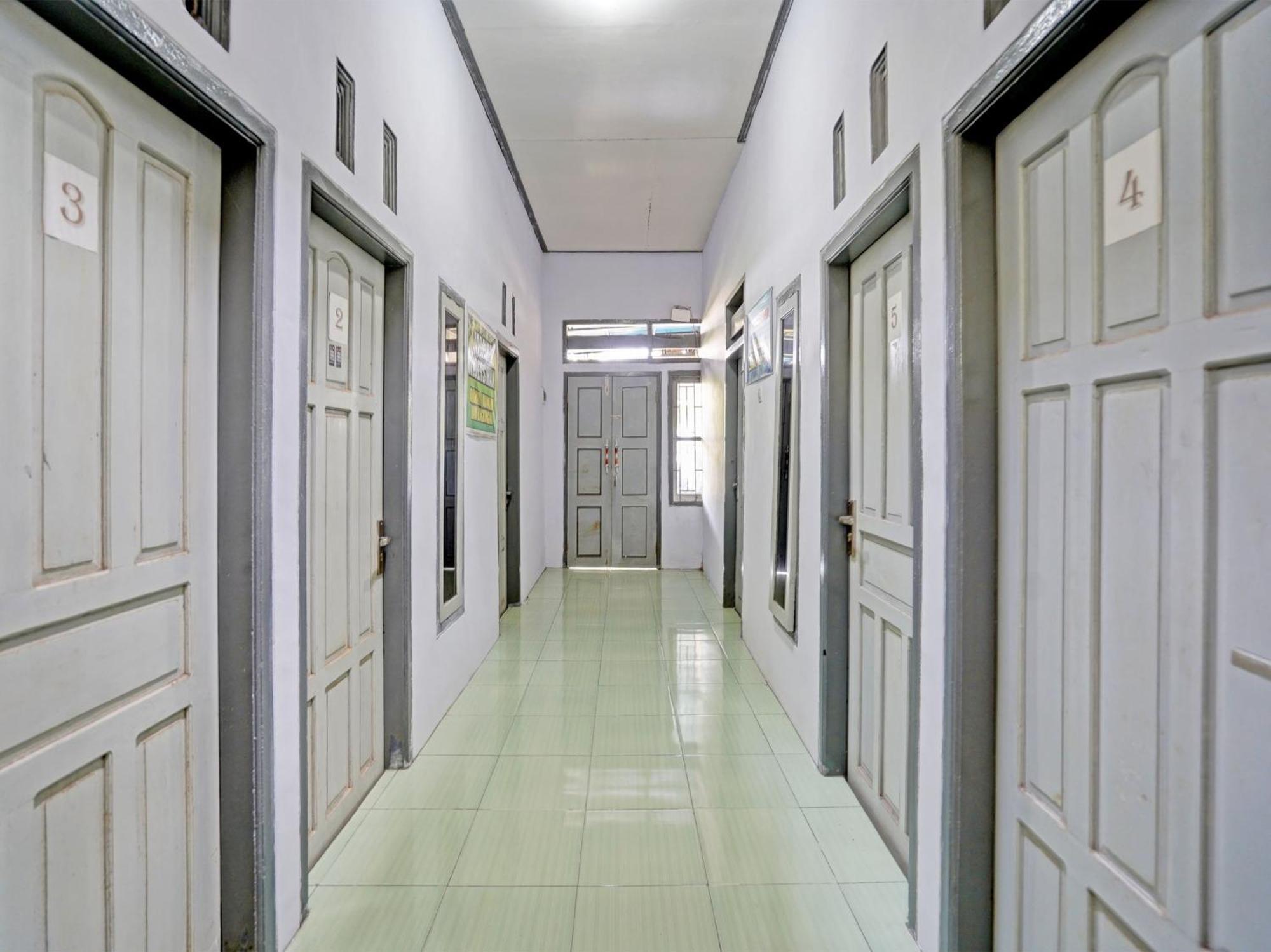 Oyo Life 92937 Kost Putri Sarkara Syariah Hotel Banyuwangi  Buitenkant foto