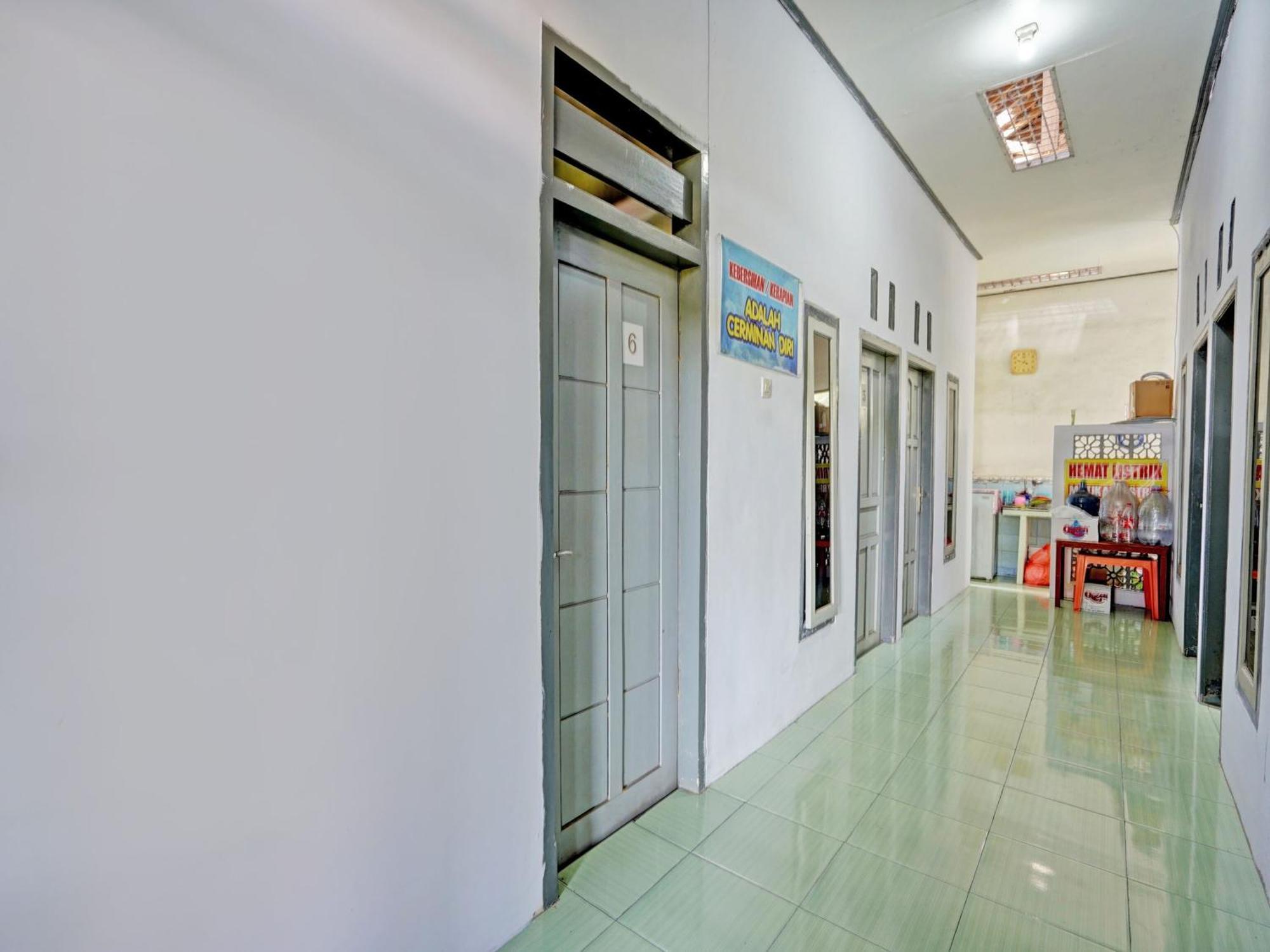 Oyo Life 92937 Kost Putri Sarkara Syariah Hotel Banyuwangi  Buitenkant foto