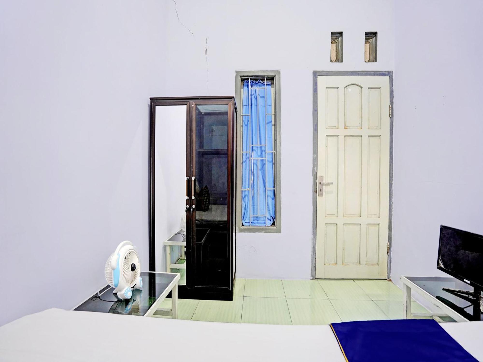 Oyo Life 92937 Kost Putri Sarkara Syariah Hotel Banyuwangi  Buitenkant foto