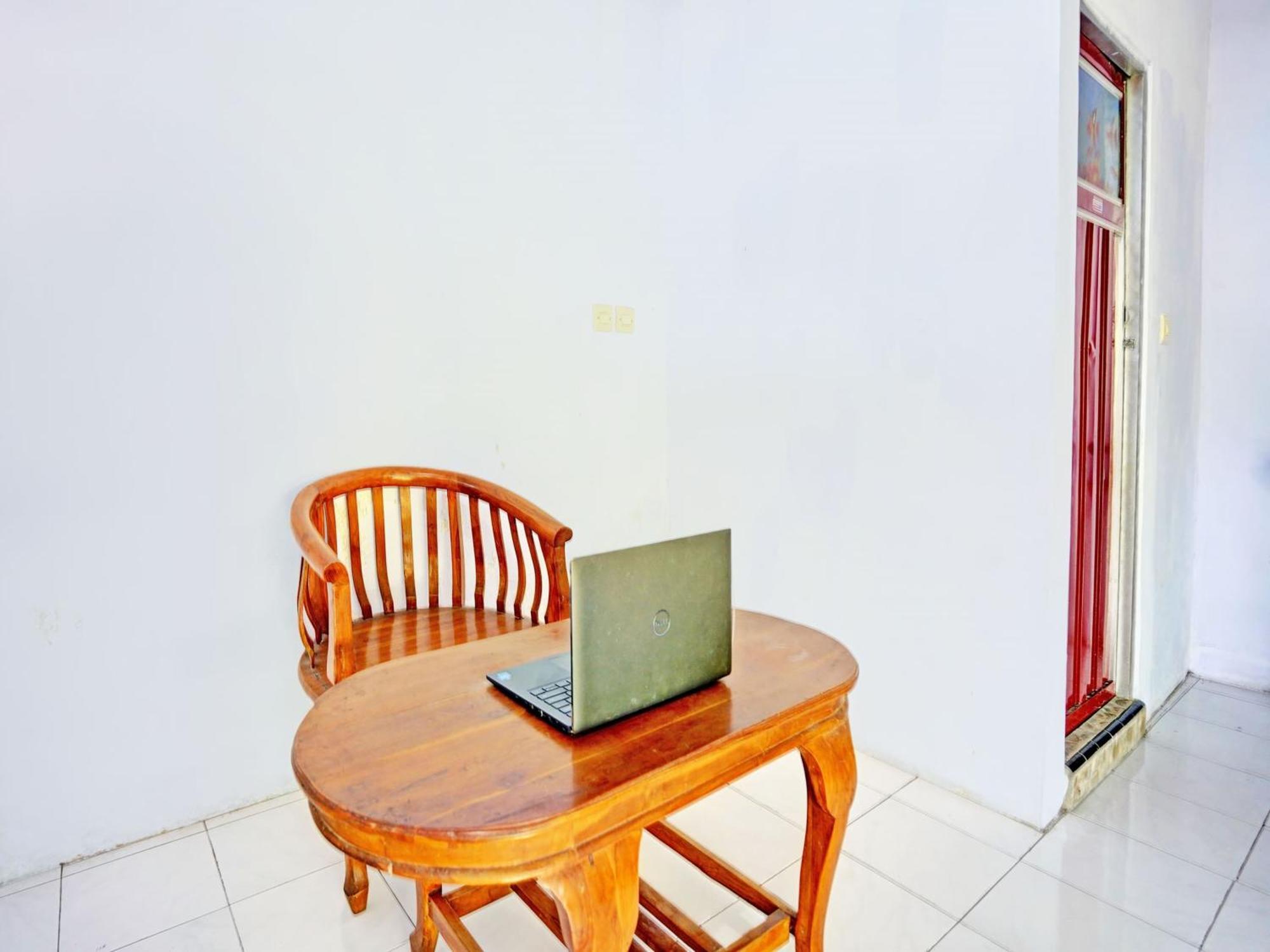 Oyo Life 92937 Kost Putri Sarkara Syariah Hotel Banyuwangi  Buitenkant foto
