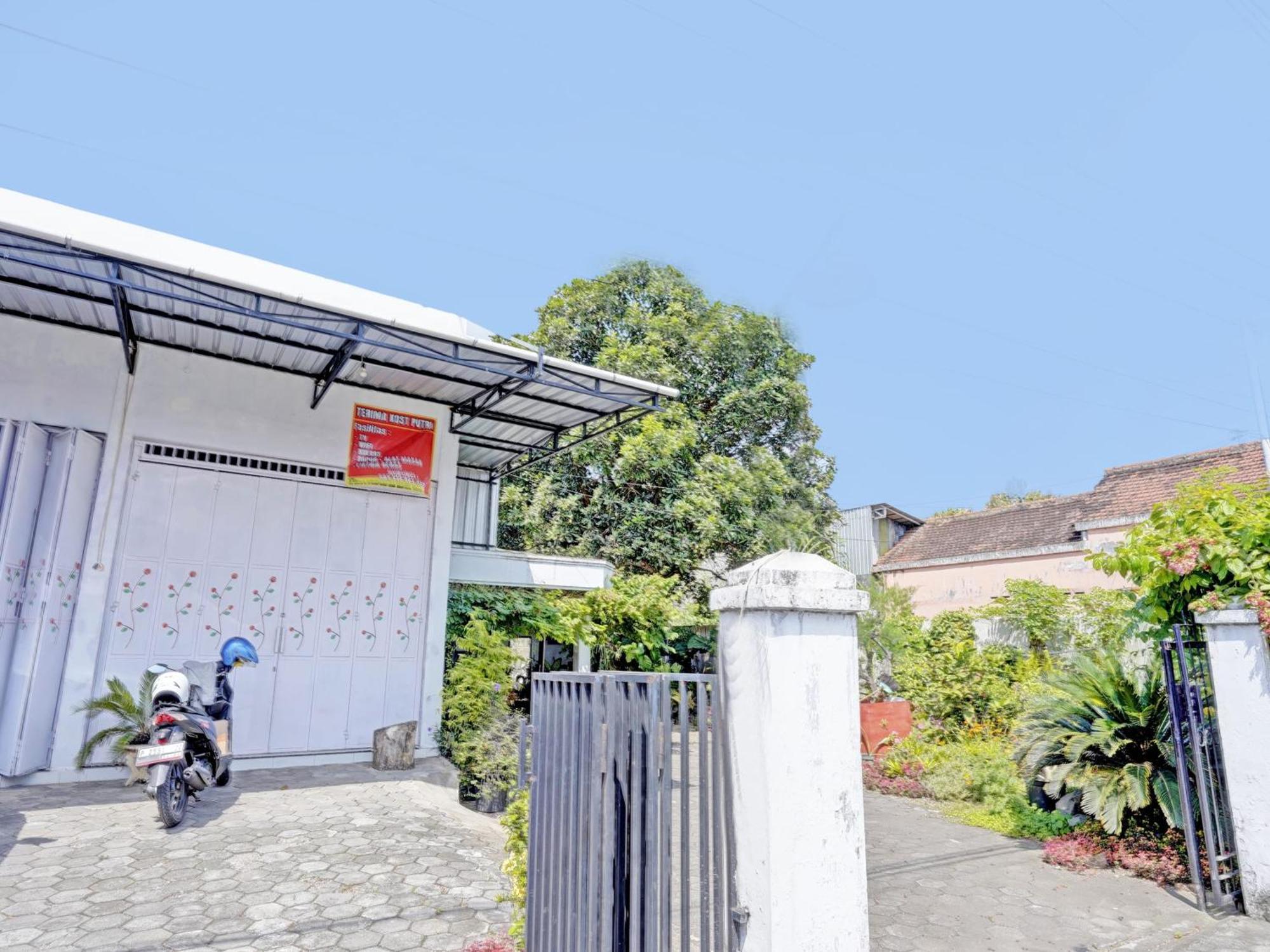 Oyo Life 92937 Kost Putri Sarkara Syariah Hotel Banyuwangi  Buitenkant foto