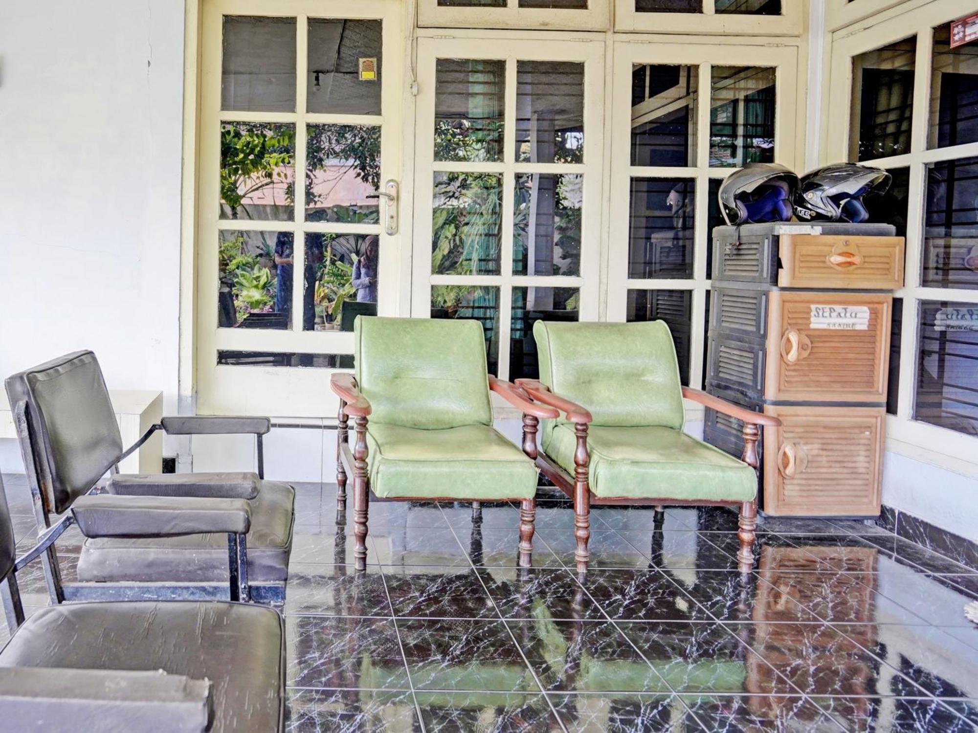 Oyo Life 92937 Kost Putri Sarkara Syariah Hotel Banyuwangi  Buitenkant foto