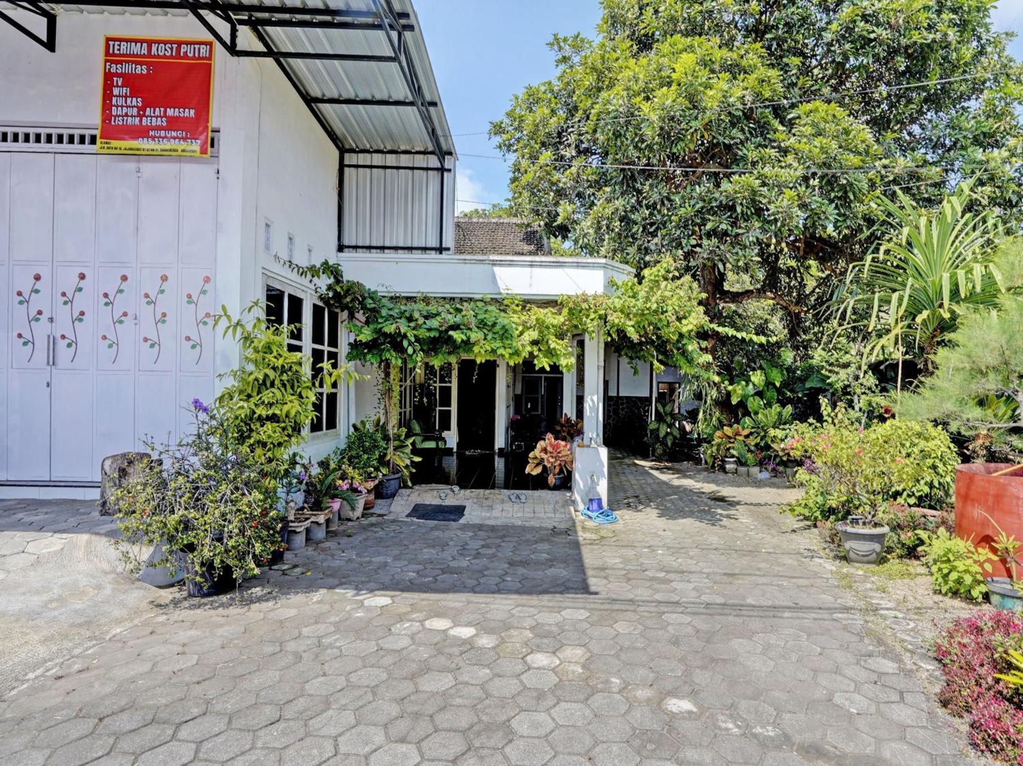 Oyo Life 92937 Kost Putri Sarkara Syariah Hotel Banyuwangi  Buitenkant foto