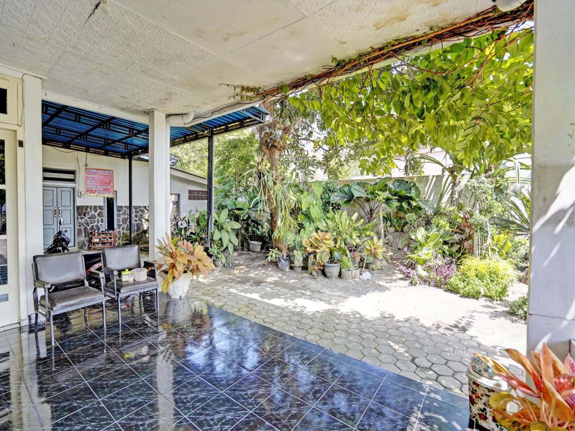 Oyo Life 92937 Kost Putri Sarkara Syariah Hotel Banyuwangi  Buitenkant foto