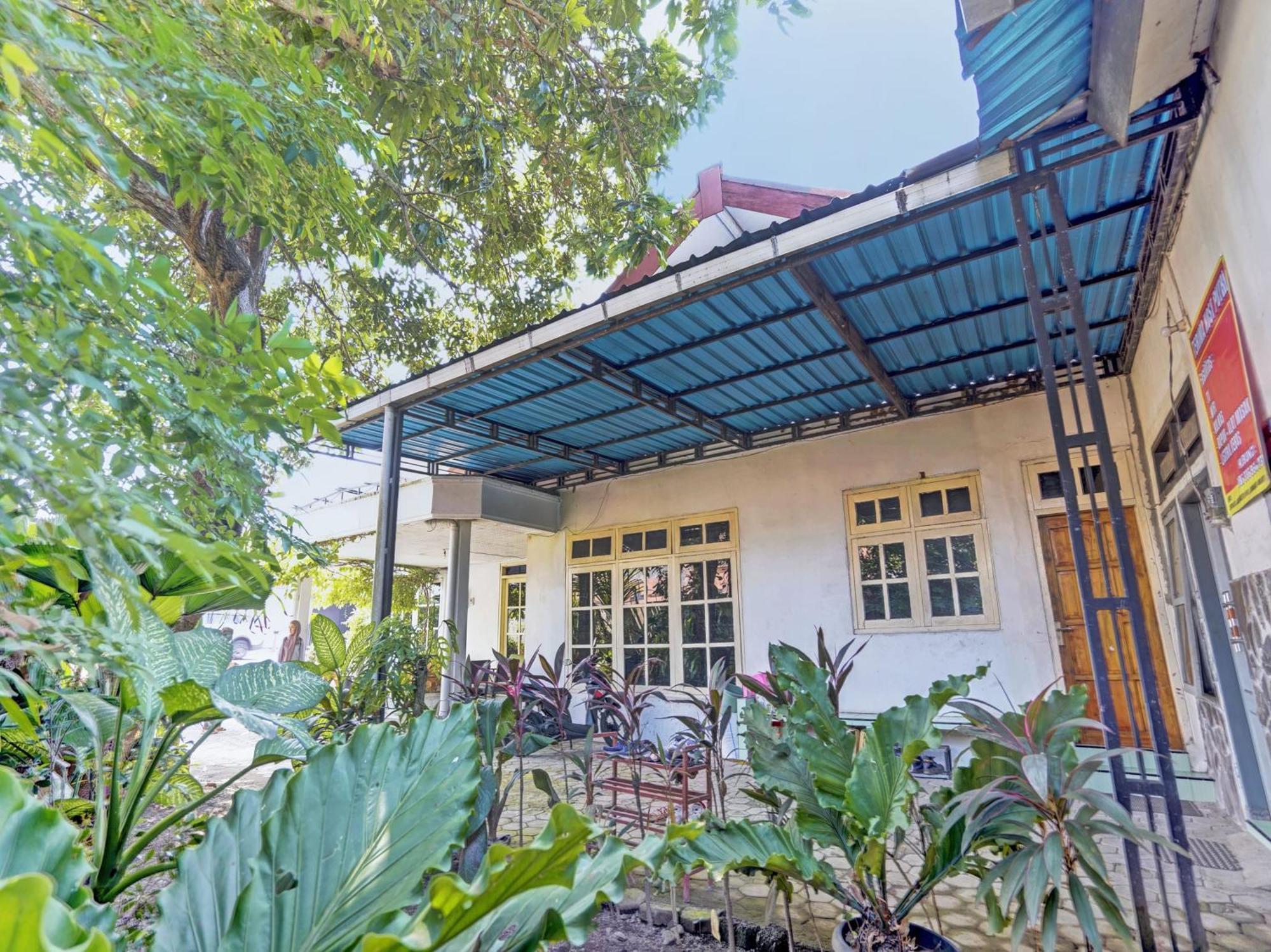 Oyo Life 92937 Kost Putri Sarkara Syariah Hotel Banyuwangi  Buitenkant foto