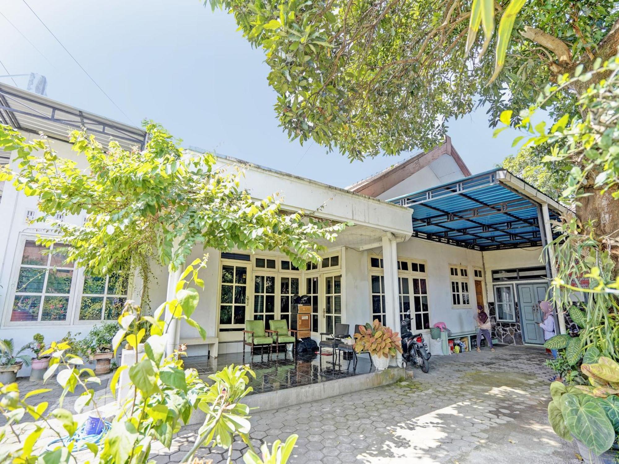 Oyo Life 92937 Kost Putri Sarkara Syariah Hotel Banyuwangi  Buitenkant foto